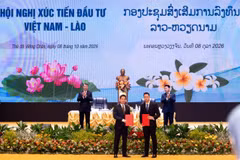 El primer ministro de Vietnam, Le Minh Hung, y su homólogo laosiano, Saleumxay Kommasith, presencian la ceremonia de firma del acuerdo de cooperación entre PV Power y la empresa PSGC. (Foto: petrovietnam.petrotimes.vn)