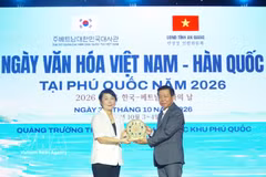 Funcionario del Departamento de Cultura y Deportes de la provincia de An Giang entregan obsequios a Park Chan A, primeras secretaria de la Embajada de Corea del Sur en Vietnam y directora del Centro Cultural Surcoreano. (Foto: VNA)