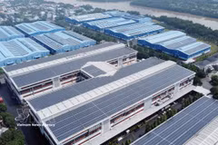Sistema de energía solar en la azotea de la empresa Kizuna JV en el Parque Industrial Tan Kim (comuna de Can Giuoc, provincia de Tay Ninh). (Foto: VNA)