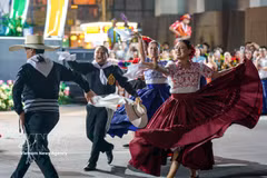 Trajes tradicionales de diversos países crean un colorido espacio de intercambio cultural en Hanoi (Foto: VNA)