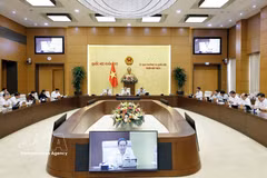 Una sesión de debate del Comité Permanente de la Asamblea Nacional en su sexta sesión (Foto: VNA)