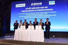 En la ceremonia de firma del memorando de entendimiento entre el Centro de Innovación y Startups de Ciudad Ho Chi Minh (SIHUB), la Universidad de Economía de Ciudad Ho Chi Minh (UEH) y Plug and Play Singapore Pte. Ltd. (Foto: VNA)