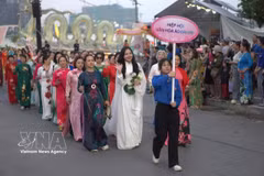El desfile de la Asociación Cultural del Ao Dai de Vietnam en el programa "Loto en las Calles" del Festival del Loto de Hanoi 2026. (Foto: VNA)