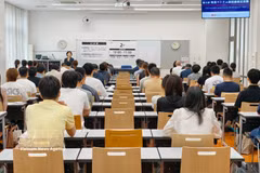 Los candidatos escuchan el reglamento del examen. (Fuente: VNA)