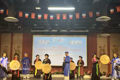 Los profesores consideran que el canto folclórico Quan Ho es uno de los métodos más eficaces para enseñar vietnamita a estudiantes extranjeros. (Fuente: VNA)