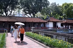 Los turistas visitan el Templo de Literatura en Hanoi (Foto: VNA)