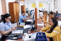 La transformación digital contribuye a reducir el tiempo de tramitación de los procedimientos administrativos en el Centro de Servicios Administrativos Públicos de la comuna de Phong Nha, provincia de Quang Tri. (Foto: VNA)
