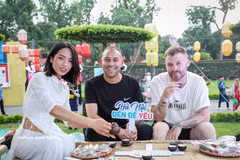 Turistas extranjeros disfrutan del té de loto del Lago Oeste. (Fuente: VNA) 