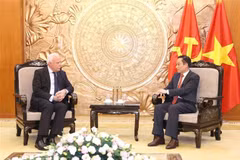 En el encuentro entre Le Hoai Trung, jefe de la Comisión de Relaciones Exteriores del Comité Central del Partido Comunista de Vietnam y Riad Malki, asesor del Presidente para Asuntos Internacionales y enviado especial del Estado de Palestina. (Fuente: VNA)