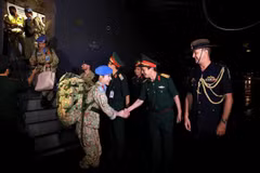 Dirigentes del Departamento de Mantenimiento de la Paz de Vietnam, la Academia de Médica Militar 103 felicitan a la delegación de trabajo del sexto Hospital de campaña de nivel 2 de Vietnam tras completar con éxito su misión de paz en Sudán del Sur. (Fuente: VNA)