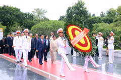 El presidente de Myanmar, Min Aung Hlaing, y su esposa, Kyu Kyu Hla, depositan ofrendas florales en conmemoración de los héroes caídos. (Foto: VNA)