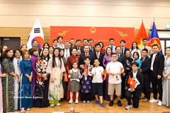 l presidente de la Asamblea Nacional, Tran Thanh Man, con representantes de la comunidad vietnamita en Corea del Sur. (Foto: VNA)