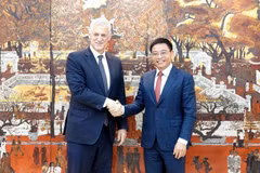 El ministro de Finanzas Nguyen Van Thang y el director general del grupo Standard Chartered durante una sesión de trabajo el 3 de abril. (Foto: Vietnam+) 