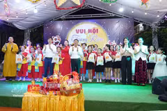La Asociación de Vietnamitas en Laos, en colaboración con la pagoda Bang Long, organiza el programa "Noche del Festival de Medio Otoño" para celebrar el Festival de Medio Otoño. (Foto: VNA)