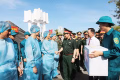 El teniente general Nguyen Duc Hung visita y anima a las fuerzas que llevan a cabo la tarea de excavar y recoger muestras de los restos de los mártires en el cementerio de los mártires de Mong Cai (Foto: VNA)