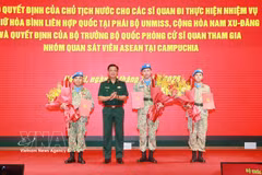 El teniente general Nguyen Truong Thang, viceministro de Defensa Nacional, entrega la decisión presidencial a los oficiales destinados a la misión de mantenimiento de la paz de las Naciones Unidas en la UNMISS, República de Sudán del Sur. (Foto: VNA)