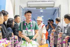 Los primeros pasajeros del vuelo directo de Ciudad Ho Chi Minh a Phuket (Foto: VNA)