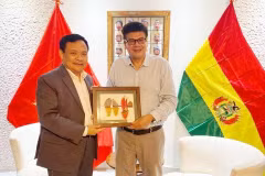 El embajador vietnamita en Brasil, concurrido en Bolivia, Bui Van Nghi y el cónsul honorario Miguel Ángel Pérez Peña. (Fuente: VNA) 