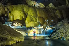 Un turista explora la cueva Va en el Parque Nacional Phong Nha-Ke Bang (Fuente: nhandan.vn) 