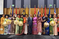 El embajador Nguyen Quoc Dung, su esposa y funcionarios de la Embajada de Vietnam en Estados Unidos en el evento. (Foto: VNA)