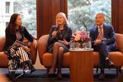 La doctora Le Thu Huong, presidenta del Consejo Asesor del AVPI (izquierda), la embajadora de Australia en Vietnam, Gillian Bird, y el cónsul general de Vietnam en Sídney, Nguyen Thanh Tung (derecha), participan como ponentes en la conferencia. (Foto: VNA)