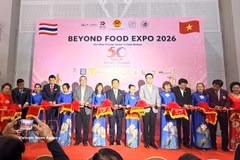 El cónsul general de Vietnam en Khon Kaen, Dinh Hoang Linh, y representantes empresariales cortan la cinta para inaugurar la exposició (Foto: VNA)