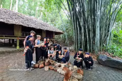 Turistas internacionales en la aldea de Thai Hai, comuna de Tan Cuong (Thai Nguyen). (Foto: VNA)