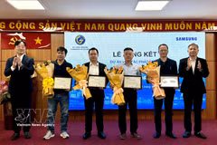 Las empresas reciben certificados de participación en el proyecto durante la conferencia de balance del Proyecto de Cooperación para el Desarrollo de Fábricas Inteligentes en el sur de Vietnam 2026 (Foto: VNA)