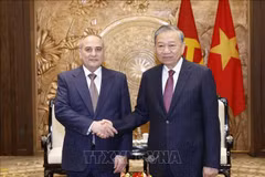 El secretario general del Partido Comunista de Vietnam (PCV), To Lam, y Tahir Budagov, vicepresidente y jefe de la Oficina del Comité Central del YAP. (Fuente: VNA)