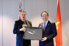 El presidente del Consejo Popular de Hanoi, Nguyen Ngoc Tuan y Tory Whanau, alcaldesa de Wellington. (Fuente: VNA)
