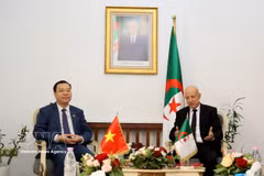El secretario general del Frente de Liberación Nacional (FLN), Abdelkrim Benmbarek, recibe al embajador de Vietnam en Argelia, Vu Duy Long. (Foto: VNA) 