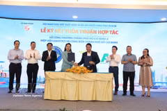 El Departamento de Industria y Comercio de Ciudad Ho Chi Minh firma un memorando de entendimiento con la Asociación de Logística y Puertos de Ciudad Ho Chi Minh. (Foto: VNA)