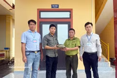 La recepción de un torguta alargada, entregada por el Comité Popular de la comuna de Nam Ba Don, provincia de Quang Tri. (Foto: VNA) 