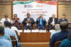 En la reunión con la Federación de Cámaras de Comercio e Industria de India (FICCI) (Foto: VNA)