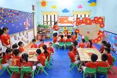 Maestros y alumnos del jardín de infancia Hoa Hong (provincia de Tuyen Quang) esperan con ilusión el 51.º aniversario de la liberación del sur de Vietnam y la reunificación nacional (30 de abril de 1975 - 2026). (Foto: VNA)