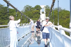 Turistas rusos disfrutan de una visita al puente de cristal en Da Lat (Foto: VNA)
