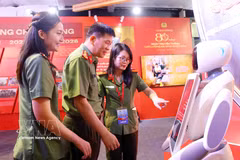 Soldados de la Fuerza de Seguridad Pública del Pueblo visitan la exposición que muestra los logros de dicha fuerza. (Foto: VNA)