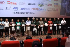 El comité organizador entrega obsequios de agradecimiento a las familias de los soldados heridos y mártires. (Foto: VNA)
