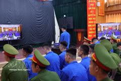 Los acusados ​​declaran ante el tribunal en el auditorio del Centro de Detención Nº 1 (Policía de Hanoi). (Foto: VNA)