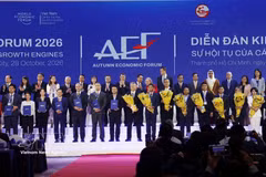 Los líderes gubernamentales y de Ciudad Ho Chi Minh, junto con los delegados que asisten al Foro Económico Mundial 2026 (Foto: VNA)