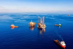 Traslado de una plataforma autoelevable a un emplazamiento de perforación de petróleo y gas en alta mar (Foto: Petrovietnam)