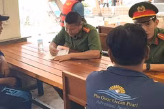 Los investigadores trabajan con los miembros de la tripulación involucrados en el incidente del hundimiento de la lancha naufragada en Phu Quoc. (Foto: chinhphu.vn)