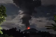 El monte Ibu expulsa material volcánico a unos cuatro mil metros de altura durante una erupción, como se observó desde el puesto de observación del volcán Monte Ibu en Halmahera occidental, Molucas del Norte, el 11 de enero de 2025. (Foto: AFP)