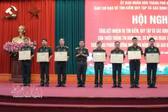 El Comando Militar de la ciudad de Dong Nai otorga certificados de reconocimiento a colectivos e individuos que lograron resultados sobresalientes en la búsqueda, recolección e identificación de los restos de soldados caídos. (Foto: VNA)