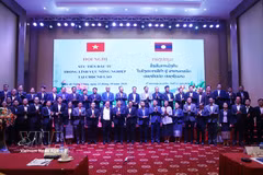 Delegados, entre ellos líderes de ministerios y agencias centrales y locales de Laos, junto con representantes de empresas vietnamitas que invierten en Laos (Foto: VNA)