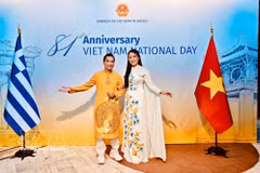 Artistas de la Federación de Organizaciones UNESCO de Vietnam actúan en la celebración del 81.º aniversario del Día Nacional de Vietnam, organizado por la Embajada de Vietnam en Grecia. (Foto: VNA)