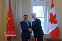 El ministro de Industria y Comercio de Vietnam, Le Manh Hung, y el ministro canadiense de Energía y Recursos Naturales, Tim Hodgson (Foto: VNA)