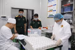 Las autoridades de la provincia de Cao Bang entregan muestras de los restos de soldados caídos al Instituto Forense Militar para realizar pruebas de ADN. (Foto: VNA)