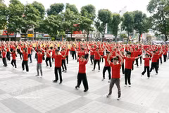 Una actuación multitudinaria de 500 estudiantes de Ciudad Ho Chi Minh formando la silueta de la bandera nacional en la ceremonia de lanzamiento del proyecto "Amo mi patria" en 2026. (Foto: VNA)