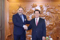 Jefe de la Comisión de Propaganda, Educación y Movilización de Masas del PCV, Nguyen Trong Nghia, y Guillermo Rehermann Armesto, secretario del Comité Central encargado de la organización y la política de cuadros del Partido Comunista de Uruguay. (Fuente: VNA) 
